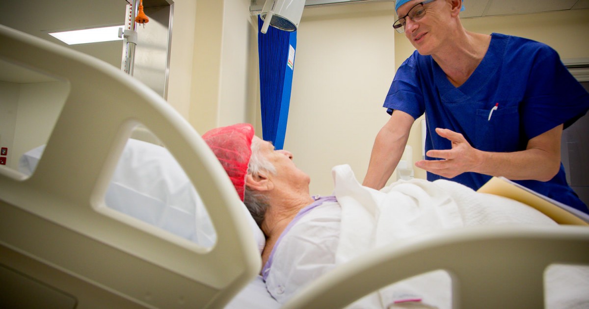 Quicker recovery from keyhole hysterectomy » Professor Andreas Obermair