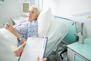 photodune 16071409 senior woman in hospital xs